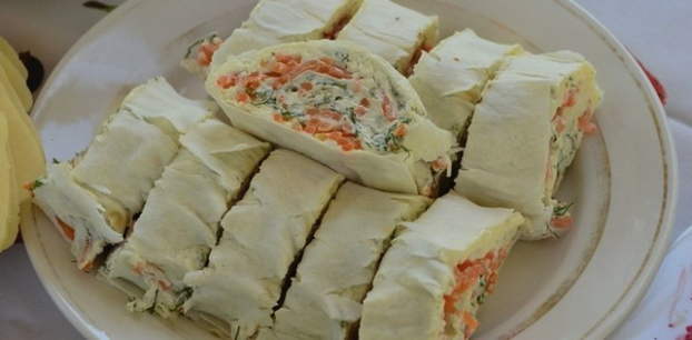 Lavash mit Hühnchen, koreanischen Karotten und Käse