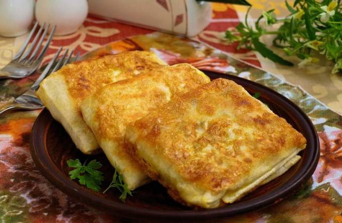Lavash-Frühstück mit Schinken, Käse und Ei in einer Pfanne