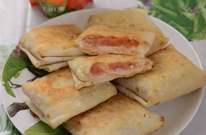 Lavash-Frühstück mit Tomaten, Käse und Ei in einer Pfanne