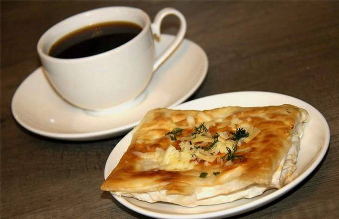 Lavash-Frühstück mit Wurst, Käse und Ei in einer Pfanne