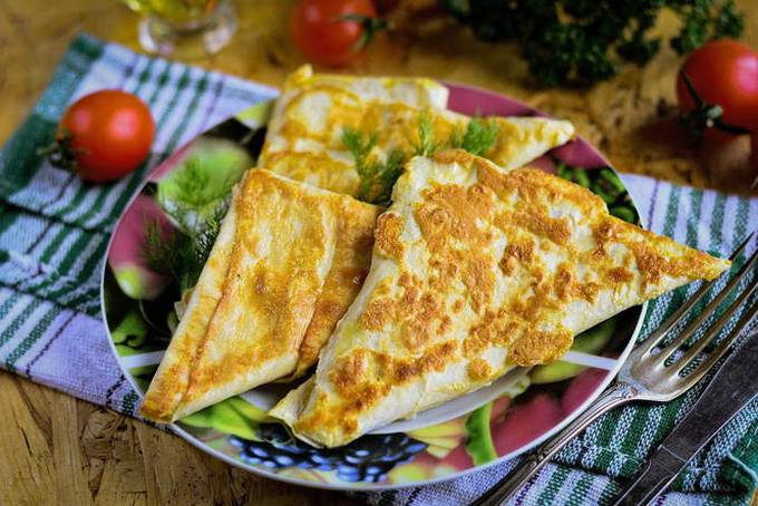 Lavash-Dreiecke mit Käse in einer Pfanne