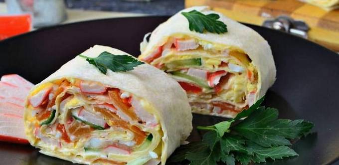 Lavash Roll mit Krabbenstäbchen, Gurke, Ei, Käse und Knoblauch