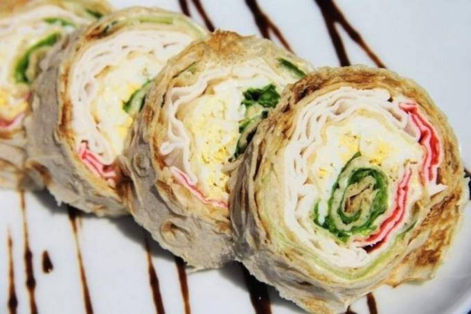 Lavash Roll mit Krabbenstäbchen, Ei, Gurke und Käse