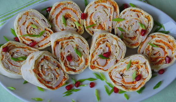Lavash mit geräuchertem Hühnchen und koreanischen Karotten