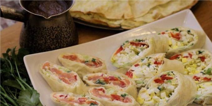 Lavash Roll mit Ei, Gurke, Käse und Knoblauch