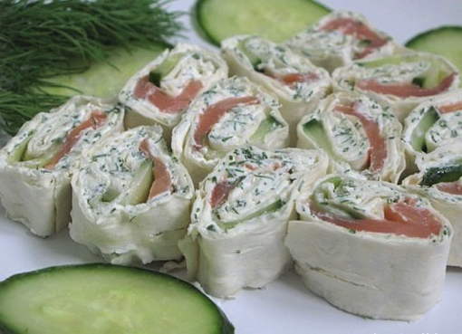 Lavash med laks, ostemasse og agurk