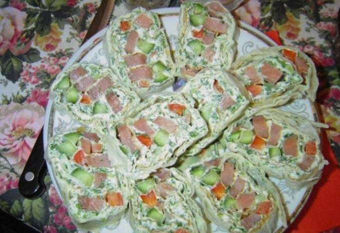 Lavash mit rotem Fisch, geschmolzenem Käse, Ei und Käse