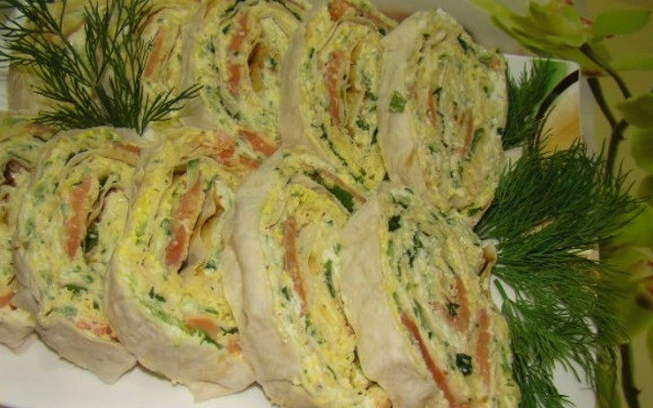 Lavash mit rotem Fisch, geschmolzenem Käse, Käse und Kräutern