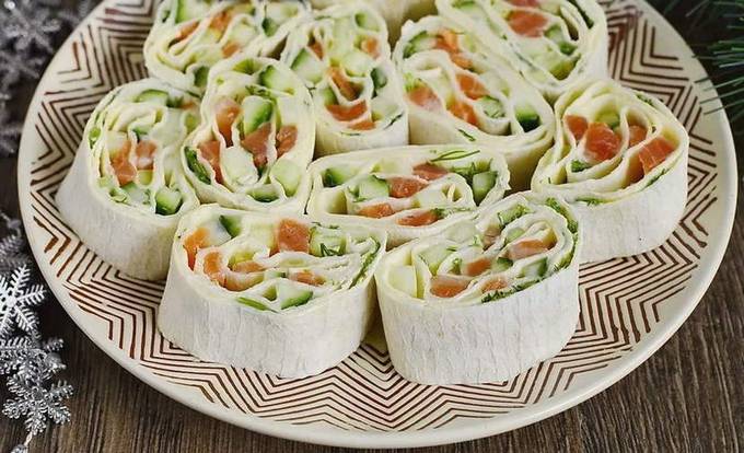 Lavash Roll mit rotem Fisch, geschmolzenem Käse und Gurke