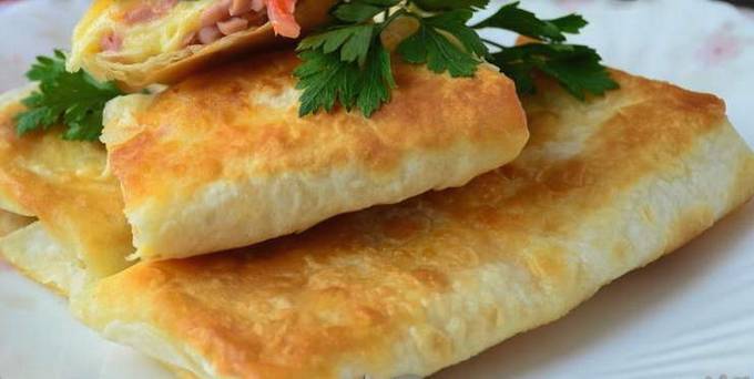 Lavash-Umschläge mit Wurst und Käse in einer Pfanne