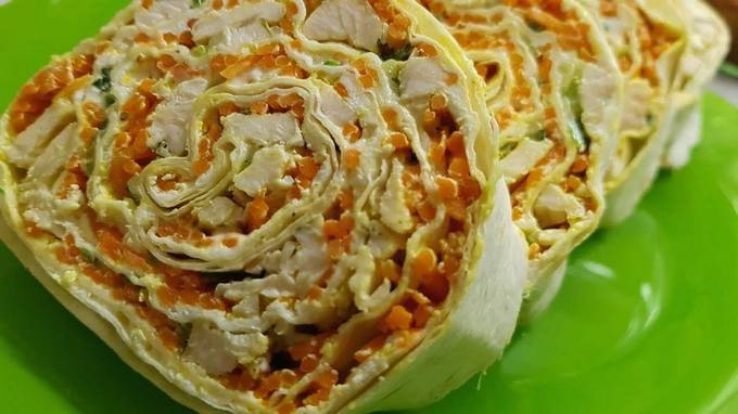 Lavash Roll mit Hühnchen und koreanischen Karotten und Käse