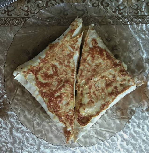 Lavash-Umschläge mit Hühnchen und Pilzen