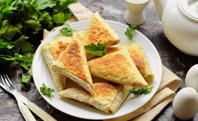 Lavash-Umschläge mit Hühnchen und Käse in einer Pfanne
