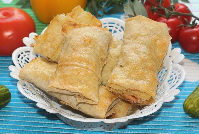 Lavash-Umschläge mit Schinken, Tomaten und Käse in einer Pfanne