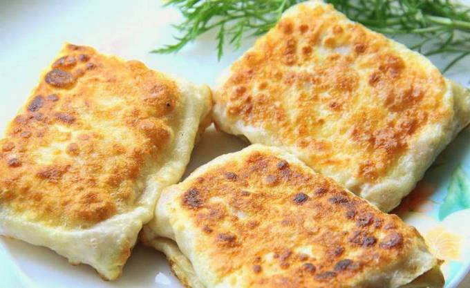 Lavash-Umschläge mit Schinken, Ei und Käse in einer Pfanne