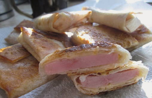 Lavash-Umschläge mit Schinken und Käse in einer Pfanne