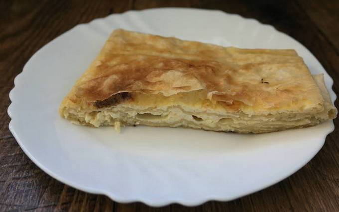 Süße Umschläge aus Fladenbrot mit Hüttenkäse in einer Pfanne