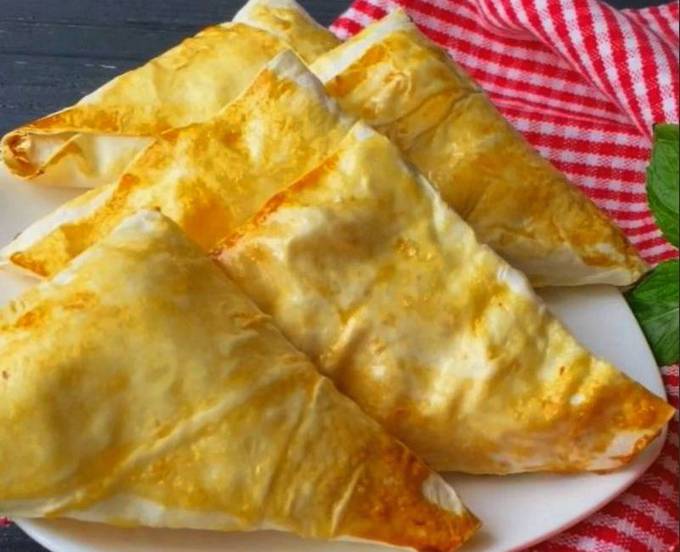 Lavash-Umschläge mit Hüttenkäse und Banane in einer Pfanne