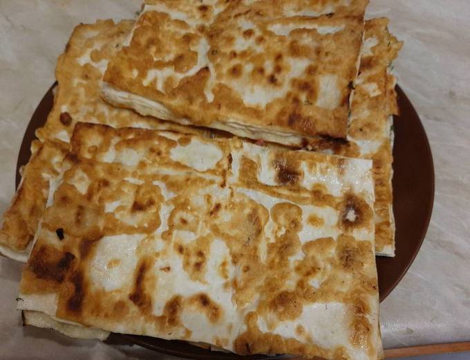 Lavash-Umschläge mit Wurst, Käse und Ei in einer Pfanne