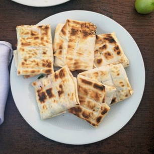 Lavash-Umschläge mit Suluguni-Käse