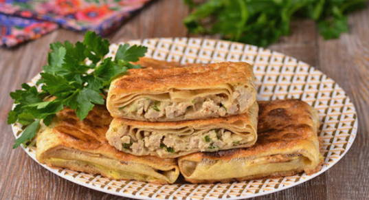 Lavash-Umschläge mit Hackfleisch und Käse in einer Pfanne