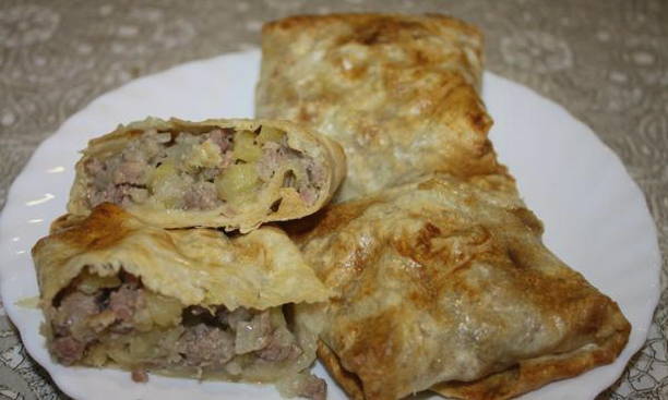 Lavash enveloppen met gehakt in de oven