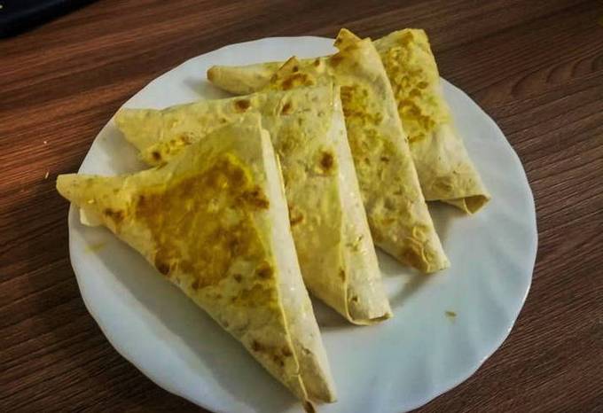 Umschläge mit gehacktem Fladenbrot in einer Pfanne