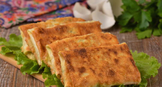 Lavash-Umschläge mit Ei und Zwiebeln