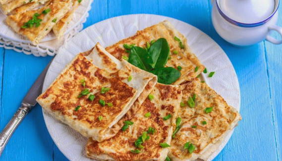 Lavash-Umschläge mit Käse und Kräutern, in einer Pfanne gebraten