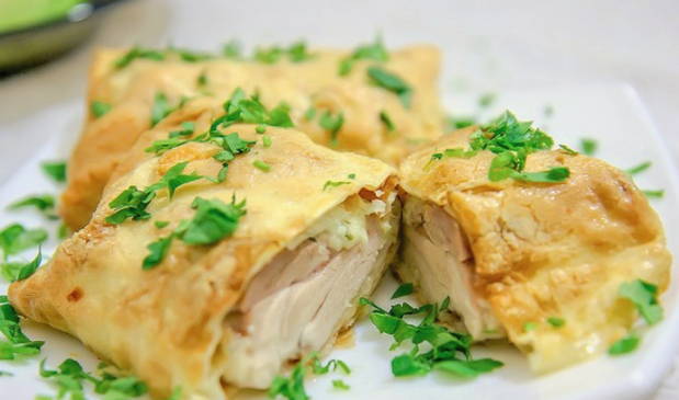 Fladenbrotumschläge mit Hühnchen im Ofen