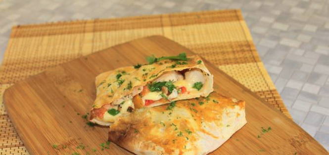 Lavash-Umschläge mit Hühnchen, Tomaten und Käse