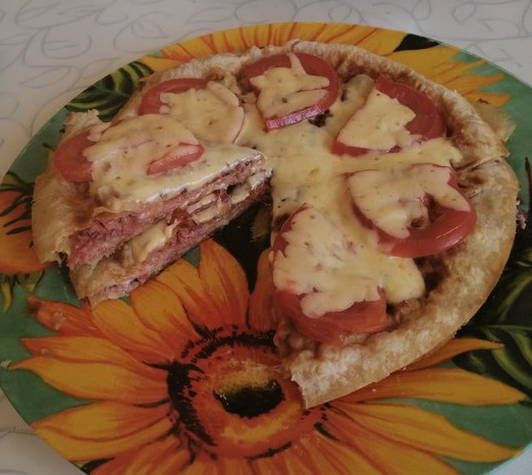 Armenische Lavash-Pizza in einer Pfanne