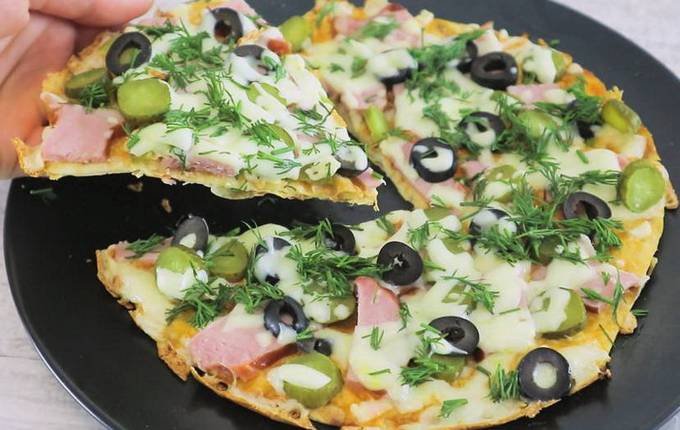 Lavash Pizza in Schichten in einer Pfanne