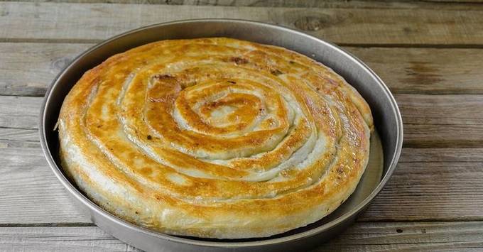 Lavash-Schnecke mit Hackfleisch im Ofen
