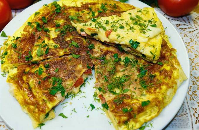 Lavash Pizza mit Ei in einer Pfanne