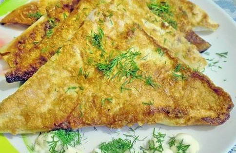 Lavash Pies mit Käse und Ei in einer Pfanne