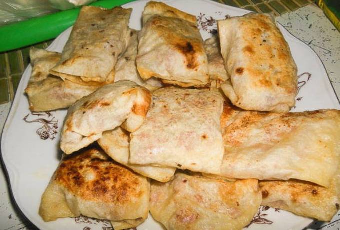Lavash Pasteten mit Käse und Wurst in einer Pfanne
