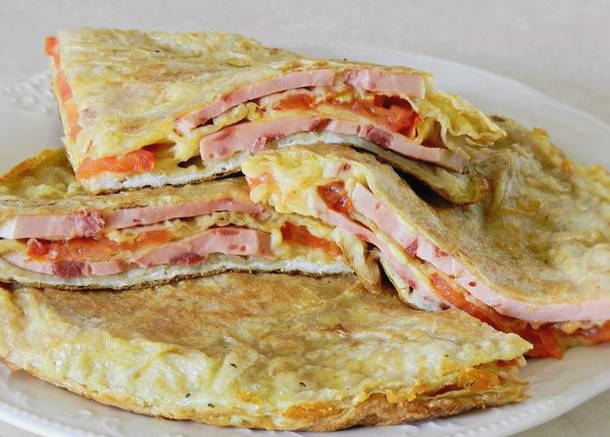 Lavash pizza med pølse, tomater og ost i en gryde