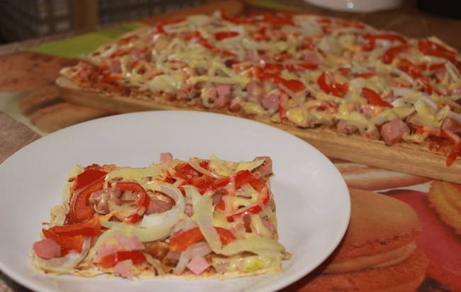 Armenische Lavash-Pizza im Ofen