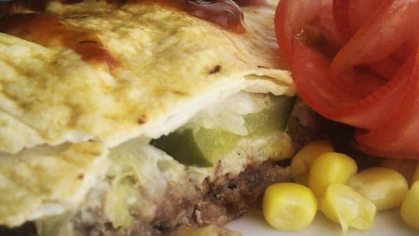 Geschlossene Lavash-Pizza im Ofen