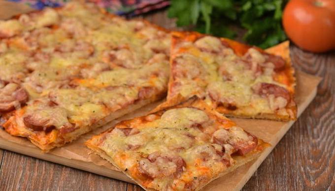 Pizza iz tankog lavaša u pećnici
