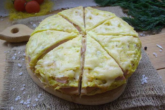 Lavash pizza met worst, kaas en ei in een pan