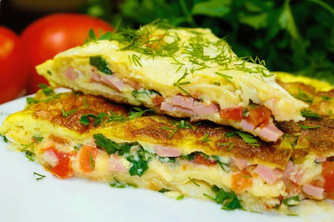Geschlossene Lavash-Pizza in einer Pfanne