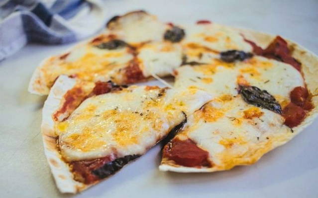 Pizza aus rundem Lavash in einer Pfanne