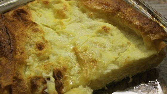 Faules Fladenbrot mit Käse im Ofen