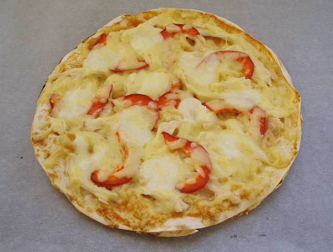 Runde Lavash-Pizza im Ofen