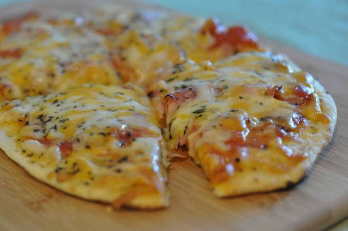 Lavash Pizza mit Wurst und Käse im Ofen