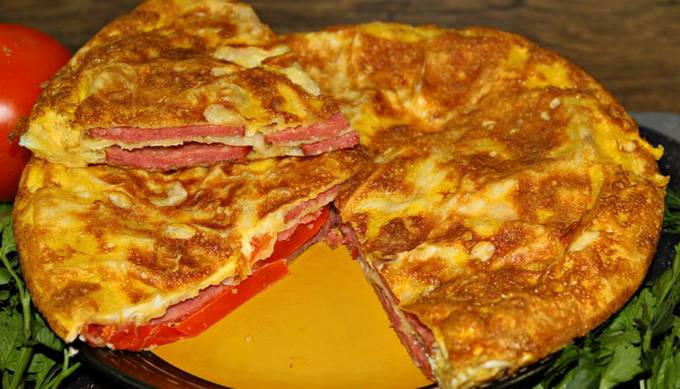 Lavash Pizza ohne Käse in einer Pfanne