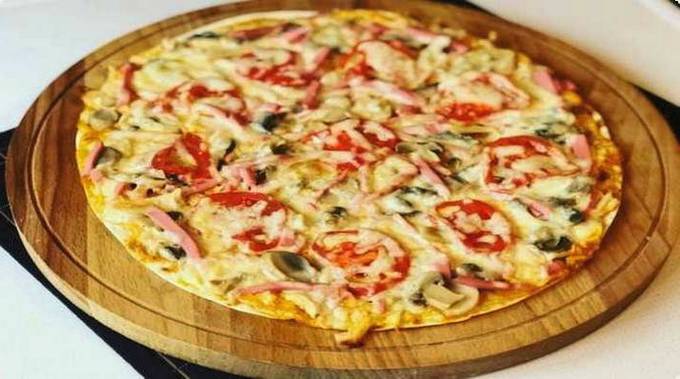 Pizza på pitabrød med svampe i ovnen