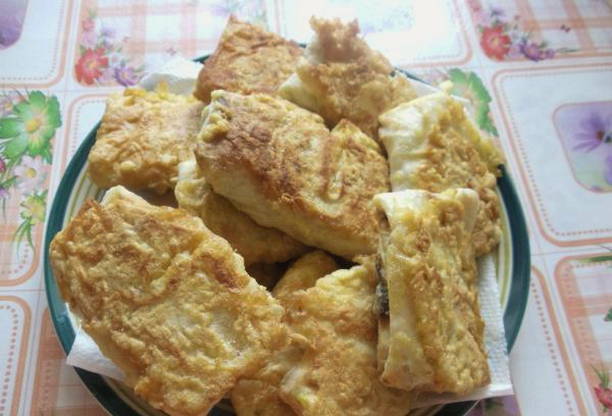 Lavash Pies mit Kohl in einer Pfanne